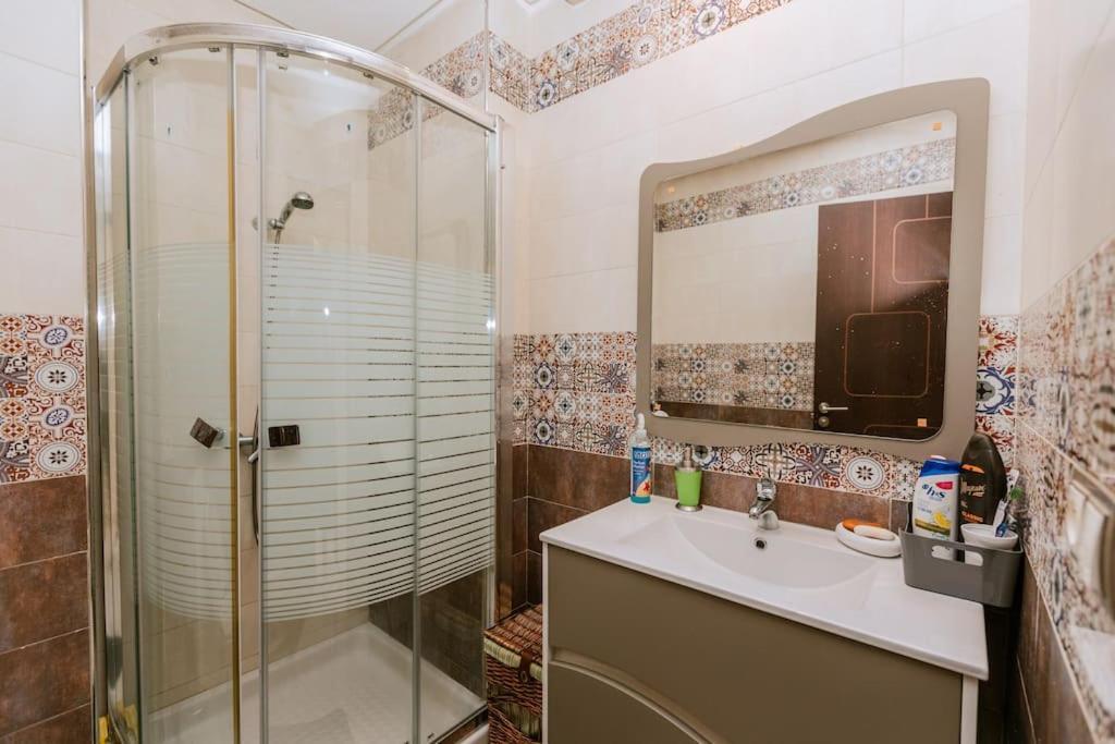 Central 2-Bedrooms Near Beach & Dining Tangier Bagian luar foto